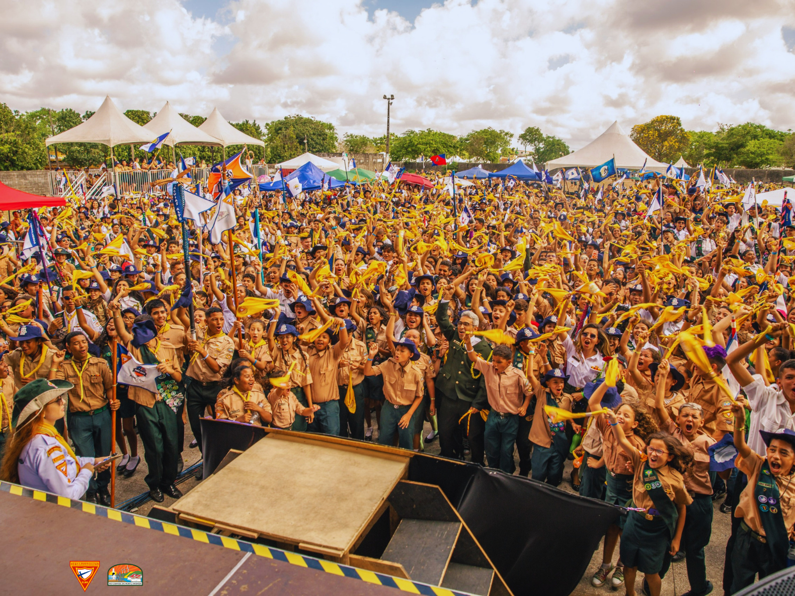 Grupo de jovens explorando uma trilha nas montanhas