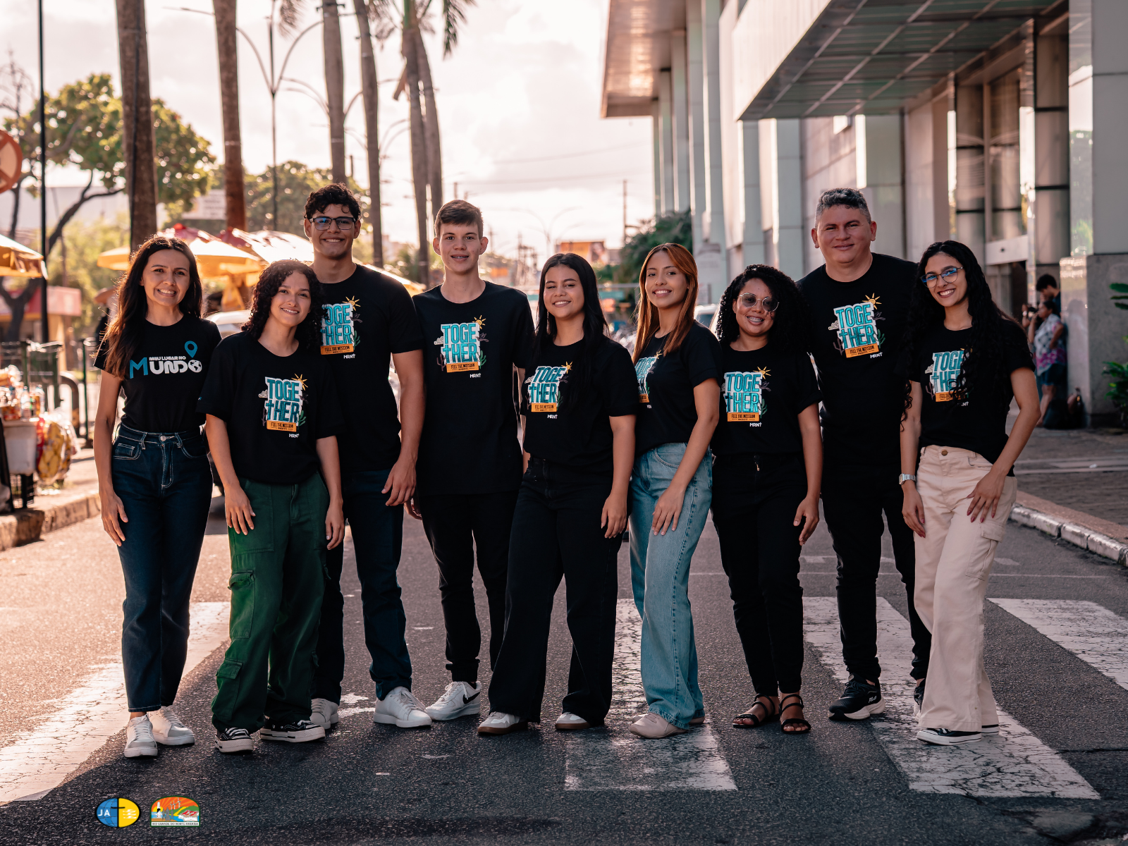 Jovens reunidos em uma jornada de liderança ao pôr do sol